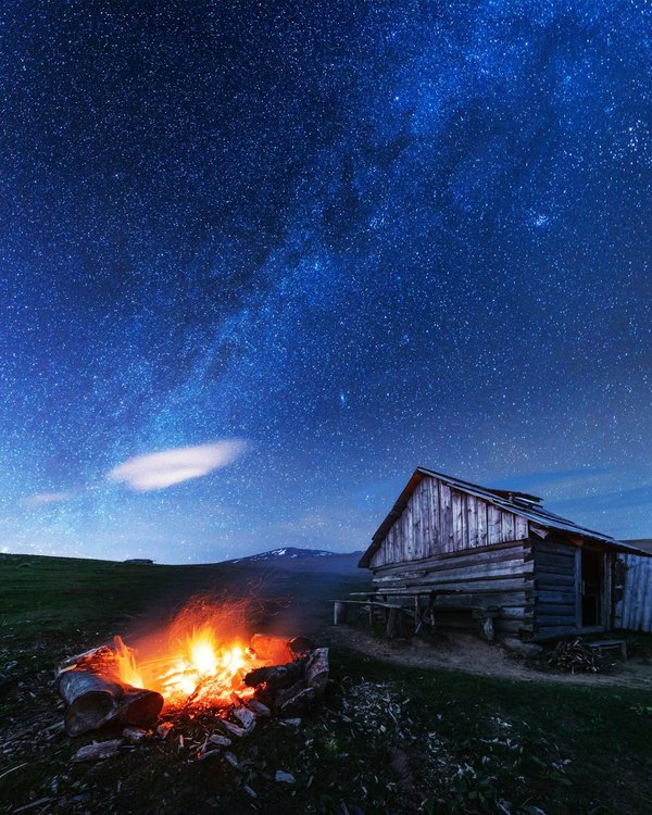 What are the best techniques for cooking over an open fire at UK campsites?